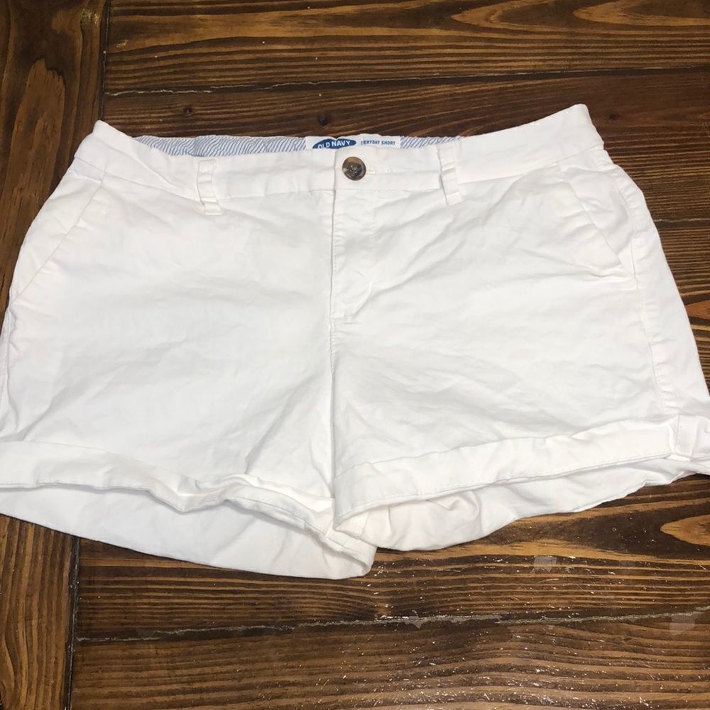 Old Navy Everyday White cuffed Shorts Size 6